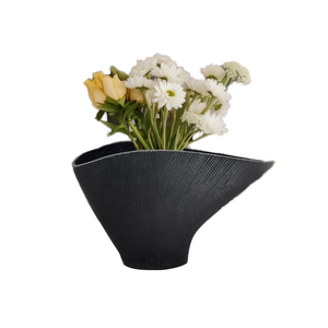 Jarrón de Hierro Forjado Moderno de Lujo de Alta Gama, Grabado, Ecológico, Resistente a la Corrosión, Hecho a Mano, Plateado, Duradero, Ancho, para Mesa - Product Image 1