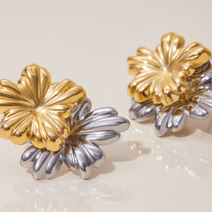 Boucles d'oreilles clous florales en acier inoxydable plaqué or 18 carats, design bicolore, bijoux tendance pour femmes - Product Image 4