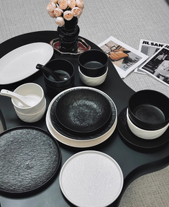 Assiettes à dîner en porcelaine classiques noires et blanches, en pierre solide, haut de gamme, écologiques, personnalisables pour les hôtels - Product Image 3