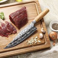 Couteau de chef en acier Damas de qualité supérieure avec manche en bois d'olivier naturel, tranchant et durable, pour la découpe et le hachage en cuisine.