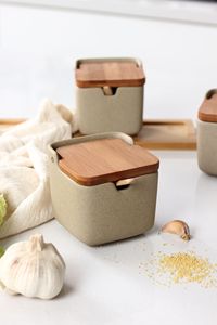 Confezione da 2 contenitori per Dispenser di cumino di zucchero e sale per condimenti da cucina set di barattoli per spezie in ceramica in stile giapponese con coperchi per vassoio in bambù - Product Image 3