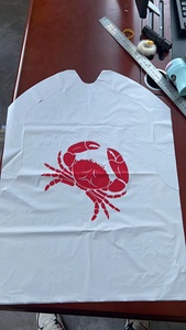 Personalizado desechable HDPE respetuoso con el medio ambiente Durable impermeable cangrejo <span class=keywords><strong>delantal</strong></span> Baberos adultos mariscos babero Kit con logotipo personalizado para restaurantes - Product Image 6