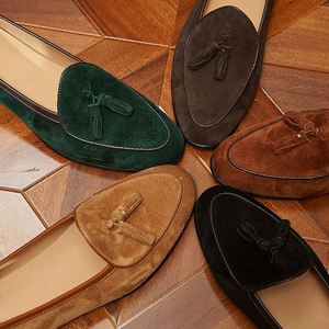 Mocassins respirants grande taille pour hommes, style rétro à pampilles, semelle plate, chaussures habillées faites à la main pour l'automne et l'extérieur - Product Image 1