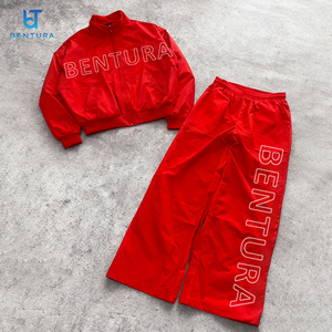 BENTURA <span class=keywords><strong>Tuta</strong></span> Sportiva Personalizzata con Logo Ricamato 3D, <span class=keywords><strong>Giacca</strong></span> Antivento e Pantaloni Larghi in 100% Nylon per <span class=keywords><strong>Uomo</strong></span> - Product Image 1