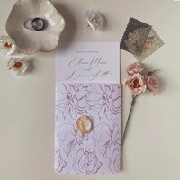 Amplop Undangan Pernikahan Mewah Warna Dusty Rose Mauve Vellum dengan Seni Garis Bunga, Segel Lilin Pearlescent, Cetak Kustom