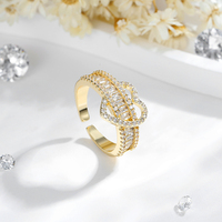 Bijoux de mode populaire 14k zircon plaqué or laiton étincelant couple mariage bague en or en gros