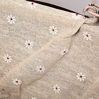 Cesta Decorativa de Armazenamento para Banheiro em Vime Oval Trançado à Mão com Acabamento em Mogno, Forro de Algodão Bordado Floral e Detalhes em Renda de Crochê