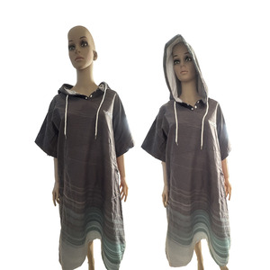 Accappatoio con Cappuccio in Microfibra, Poncho da Surf, Asciugamano da Spiaggia Assorbente e Antisabbia per Nuoto e Viaggi, Personalizzabile con Logo - Product Image 1