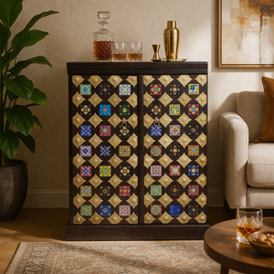 Mueble Bar de Madera Maciza Tallado a Mano con Detalles de Latón Grabado en Forma de Diamante y Adornos de Azulejos Artísticos - Mueble para Licores Artesanal Indio - Product Image 1