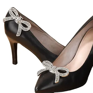 金色金属色水晶钻石和珍珠矩形鞋夹，适合女性婚鞋护身符