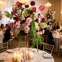 Arrangement de fleurs artificielles en rose rouge bordeaux et blanche, centre de table floral en soie pour la décoration de table de mariage et d'allée d'église