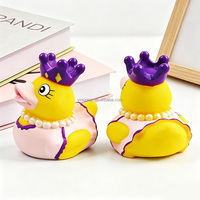 Yinuo Canard en caoutchouc PVC Princesse de 6 cm avec couronne et collier de perles, Canards de bain couineurs à thème Reine mignons, Personnalisation et vente en gros