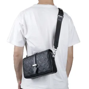 กระเป๋าสะพายข้างสำหรับผู้ชายกระเป๋าสะพายข้างหนัง PU สีดำออกแบบได้ตามที่ต้องการ