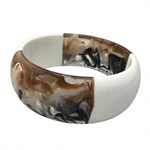 Bracelet tendance en résine marbrée noire, unique, fait main, fantaisie, accessoire de mode pour femme - Product Image 2