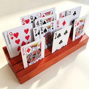 Soporte de Madera Personalizado al por Mayor para 4 Cartas de Póker, Estante para Cartas con Manos Libres para Jugadores Profesionales - Product Image 1