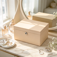Boîte à bijoux en bois rose clair brillant avec doublure en velours, plateau amovible, miroir, fermeture à clé, quincaillerie métallique pour le rangement des bijoux, cadeau de luxe