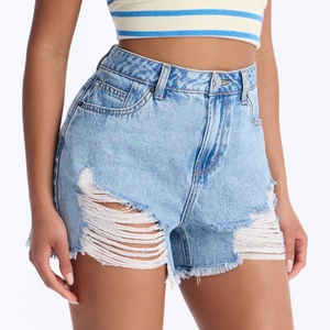 Jorts in denim da donna personalizzati a vita alta, 5 tasche, in puro cotone, strappati, lavaggio azzurro chiaro, con orlo sfrangiato e taglio a trapezio - Product Image 1