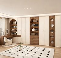 Système de dressing sur mesure de luxe avec étagères arquées et panneaux décoratifs en bois pour chambre principale