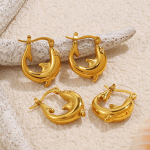 Boucles d'oreilles Dolphin Hoop en acier inoxydable plaqué or 18 carats en forme d'animal pour femmes - Product Image 2