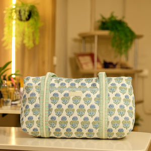 Sac de voyage en coton imprimé à la main avec des motifs floraux bleus, sac de sport pour femmes, fabriqué à la main, écologique, léger, durable, portable, grand - Product Image 1