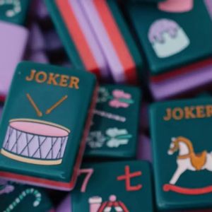 Ensemble de Mahjong Américain de Luxe Vert Foncé en Acrylique Portable pour 4 Joueurs – Jeu Festif d'Hiver pour Fêtes et Divertissement de Noël - Product Image 3