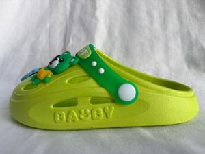 Pantuflas Verdes de PVC con Diseño Transpirable para Uso Casual de Verano - Product Image 5