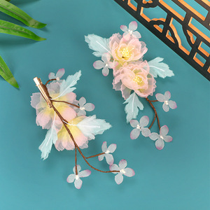 เครื่องประดับผม/กิ๊บติดผมลายดอกไม้สีชมพูอ่อนแบบแฮนด์เมด ดีไซน์ใหม่ปี 2025 สำหรับชุดกี่เพ้าและชุดฮั่นฝู (ชุดจีนโบราณ) - Product Image 3