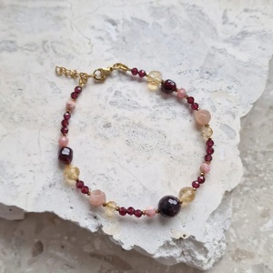 Bracelet ajustable artisanal délicat en pierres naturelles et perles de cristal de guérison – Vente en gros de bracelets colorés de haute qualité - Product Image 4