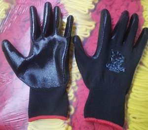Guantes de Trabajo de Seguridad de Agarre para Construcción con Revestimiento Liso de Nitrilo Negro, Bañados en Poliéster y Nailon, Tejido Sin Costuras Calibre 13G, Personalizados con Logotipo - Product Image 2