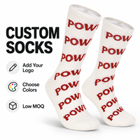 Chaussettes mi-mollet personnalisées blanc crème, motif textuel rouge répété, chaussettes en tricot côtelé avec service d'ajout de votre logo