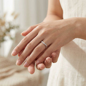 แหวนทองคำแท้ 18K ดีไซน์ไขว้ลายฉลุประดับเพชรแท้ ดีไซน์ทันสมัย นิยมมากที่สุด สำหรับผู้หญิง เหมาะสำหรับเป็นแหวนแต่งงาน เครื่องประดับคุณภาพสูง ขายส่ง - Product Image 6