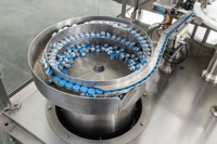 Machine de remplissage et de capsulage pour flacons de peptides de 3 ml avec bouchon twist-off et sachets de poudre d'épices, pour liquides et pâtes