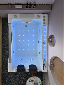 Bañera acrílica de lujo de estilo europeo con TV Baño de hidromasaje para 2 personas para hoteles Delantal blanco instalado - Product Image 2