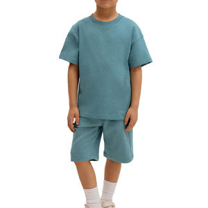 Ensemble t-shirt et pantalon pour enfants Tiny Stars, conçu pour un confort décontracté au quotidien avec une coupe élégante, idéal pour les enfants soucieux des tendances - Product Image 2