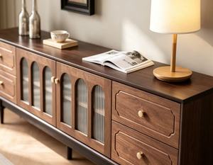 Meuble TV classique en bois massif, porte en verre cannelé cintrée et rangement multi-tiroirs, console multimédia de salon avec pieds tournés rétro - Product Image 5