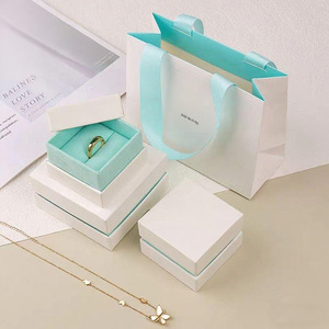 Boîte de bague de mariage personnalisable élégante boîte de présentation de bijoux en carton finition mate ensemble d'impression de feuille d'or pour cosmétique - Product Image 1