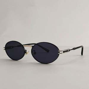 Lunettes de soleil ovales vintage 2025 personnalisées avec logo, en alliage, style punk, pour hommes et femmes, protection UV400, petite monture - Product Image 1