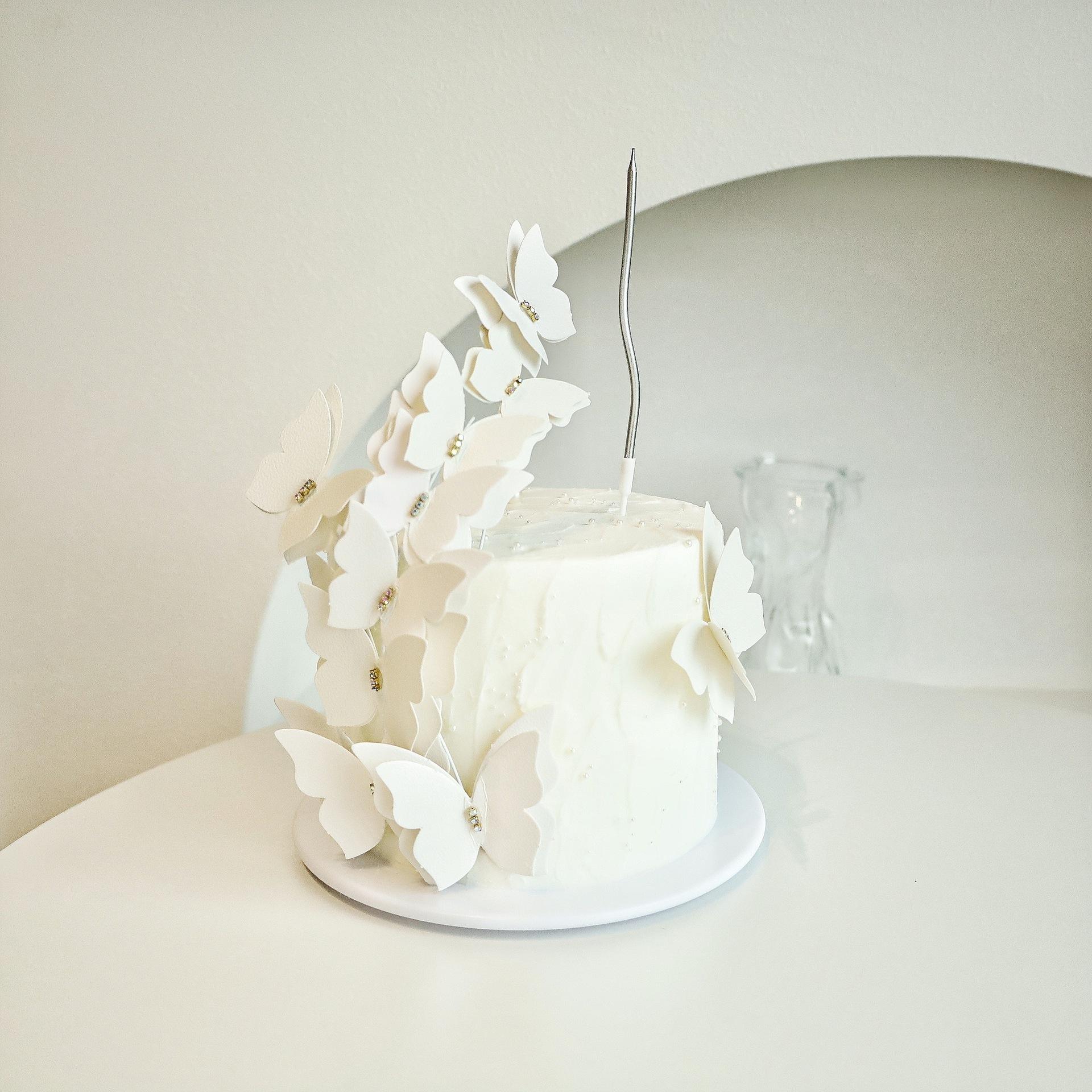 สีขาว (ประดับเพชร)