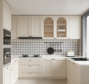 Armoires de cuisine haut de gamme 2026 en blanc crème avec niche en verre cintré et crédence à motifs |   Quincaillerie en laiton et conception modulaire - Product Image 3