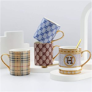 Ensemble <span class=keywords><strong>de</strong></span> tasses à café en céramique <span class=keywords><strong>de</strong></span> luxe verres à motifs à carreaux dorés avec imprimés inspirés des créateurs pour le bureau à domicile - Product Image 1
