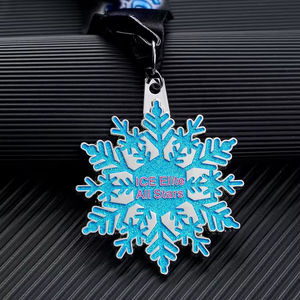 Medalla <span class=keywords><strong>de</strong></span> Alta Calidad Personalizada en Plata, Edición Invierno, <span class=keywords><strong>Alpe</strong></span> Adria Ultra Trail Marathon, con Diseño <span class=keywords><strong>de</strong></span> Copo <span class=keywords><strong>de</strong></span> Nieve y Cinta Personalizada - Product Image 3