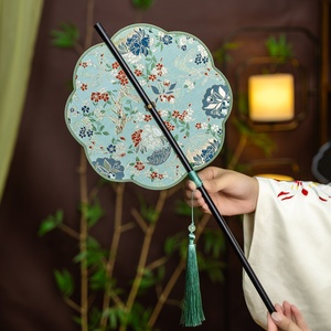 พัดฮั่นฝูแบบม้วนได้สไตล์โอเรียนทัลสุดหรู พร้อมลายปักดอกไม้แบบจีนโบราณและลวดลายมงคล - Product Image 6