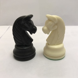 Jeu d'échecs portable pliable de tournoi en plastique avec pièces feutrées, hauteur du roi de 6,5 cm (2,5 pouces), sans aimant - Product Image 4