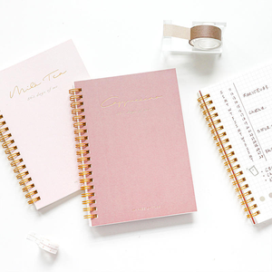 Agenda Giornaliera 365 Giorni di Me, Elegante Diario Stile Matcha con Rilegatura a Spirale Dorata, Perfetto per Bullet Journal e Pianificazione - Product Image 1
