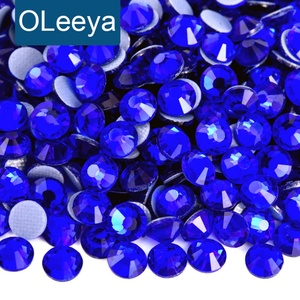 Strass en verre à dos plat collés, série bleue Oleeya Hot Fix, pour la décoration et le transfert sur vêtements - Product Image 1