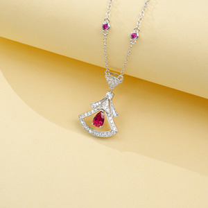 Collier élégant en argent 925 avec pendentif en rubis taille poire et micro-pavé, design jupe, par Design Lab - Product Image 2
