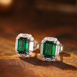 Orecchini a lobo Victoria con smeraldo taglio a spada in argento 925 placcato oro bianco, montatura a griffe, certificati GIA, design geometrico di lusso per matrimonio - Product Image 4
