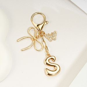 Pendentif porte-clés papillon lettre en métal, style simple et élégant, populaire en Europe, pour sacs et accessoires de mode - Product Image 6