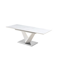 Table à manger élégante en pierre frittée extensible, gris marbre, avec pieds métalliques réglables pour salle à manger d'hôtel moderne