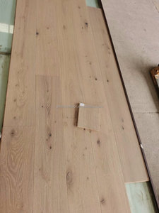 Parquet intérieur en bois de chêne européen Parquet droit d'ingénierie Parquet en bois dur multicouche blanc brossé pour la décoration de la <span class=keywords><strong>maison</strong></span> - Product Image 3